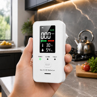 Détecteur de gaz ALTEA™ tenu en main dans une cuisine